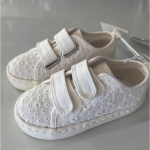 Adorable girls sneakers size 7.5 from H&M. NEW!